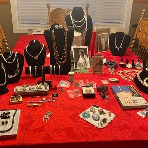 Miscellaneous jewelry lot 
*includes all black velvet display pieces